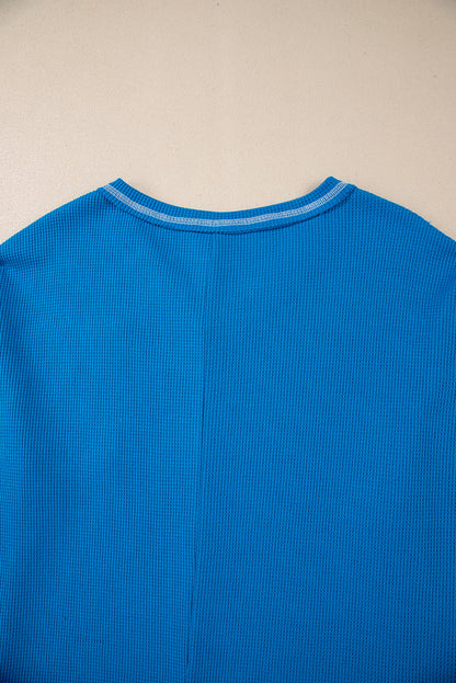 Chemisier en maille côtelée bleu ciel à manches patchwork florales et col en V