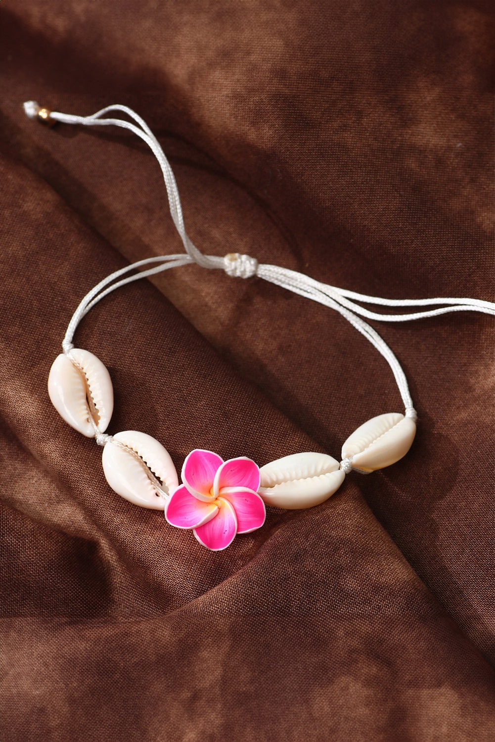 Bracelet ajustable en coquillage et fleur blanche