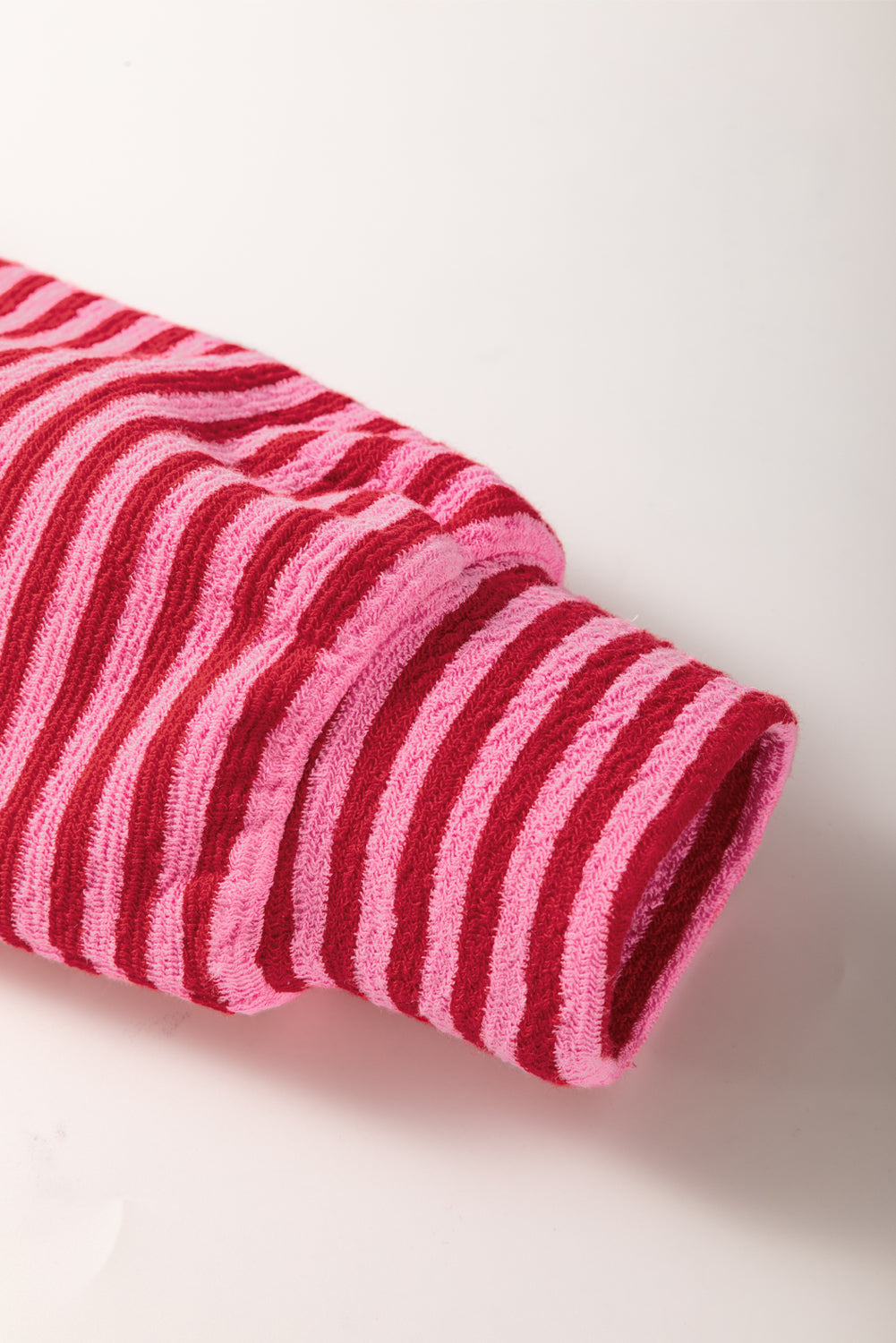 Haut texturé à manches rayées et blocs de couleurs à motif floral rose