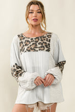 Blusa texturizada con manga abullonada y parche de leopardo blanca 