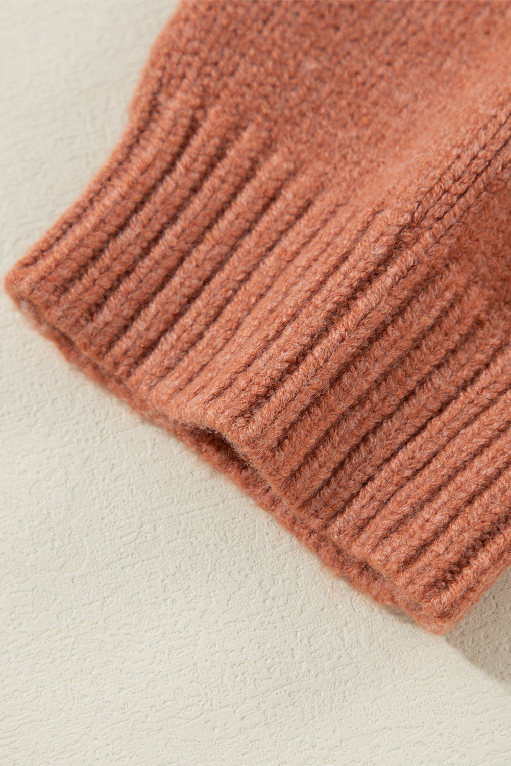 Cardigan court ouvert sur le devant beige clair à épaules tombantes