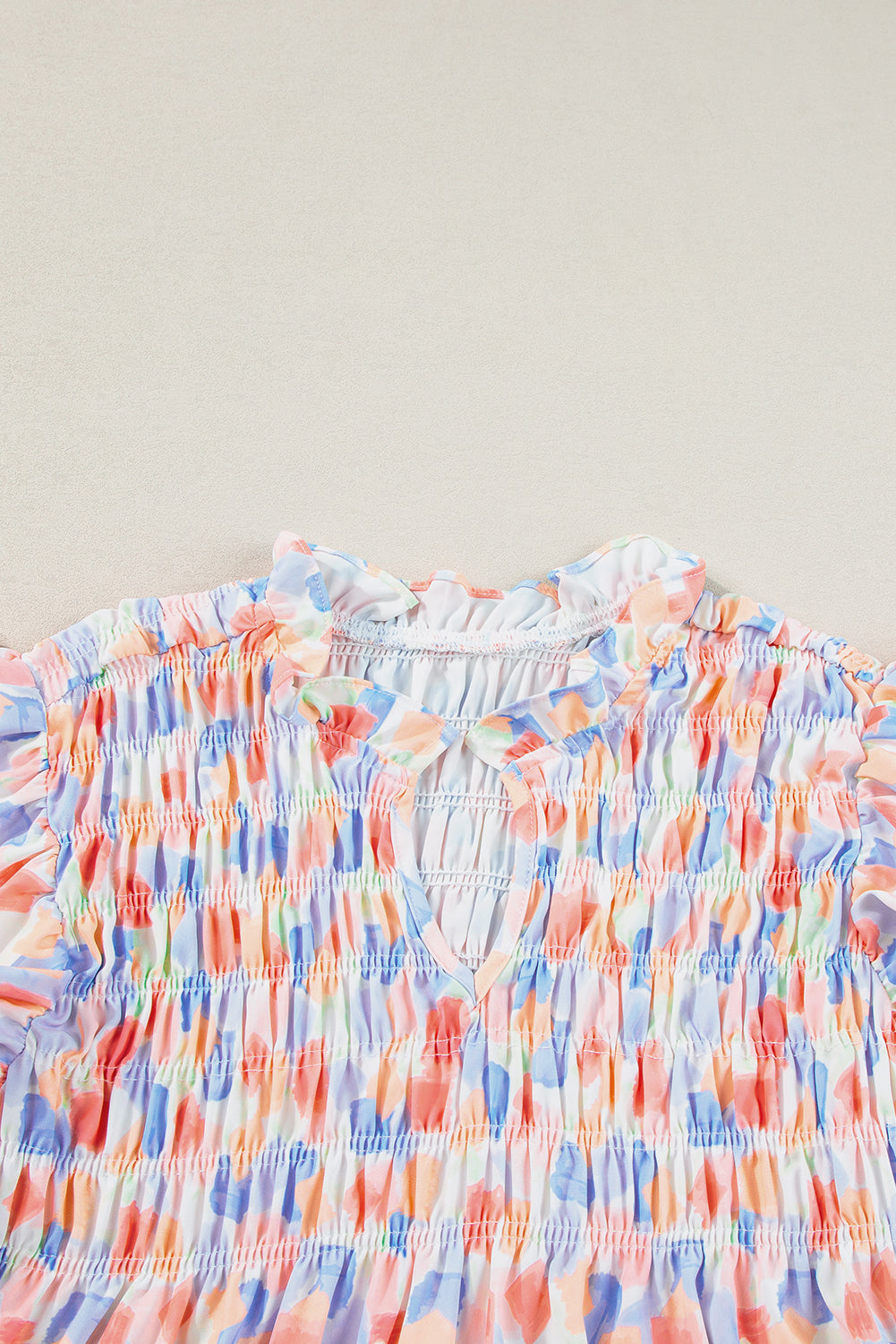 Chemisier rose à imprimé abstrait et à volants