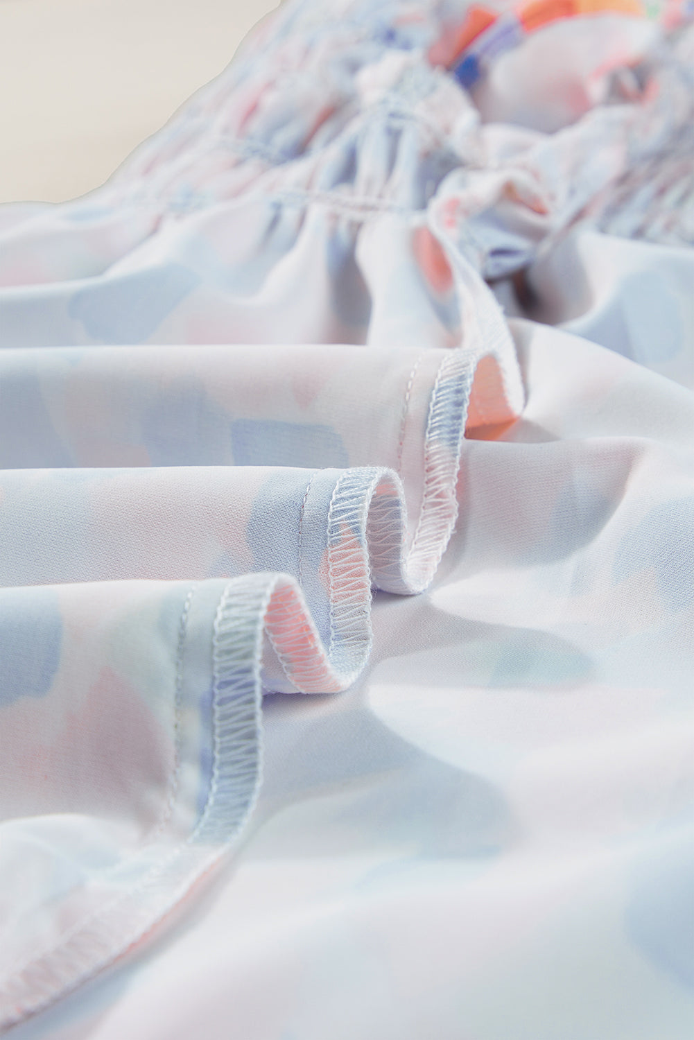 Chemisier rose à imprimé abstrait et à volants