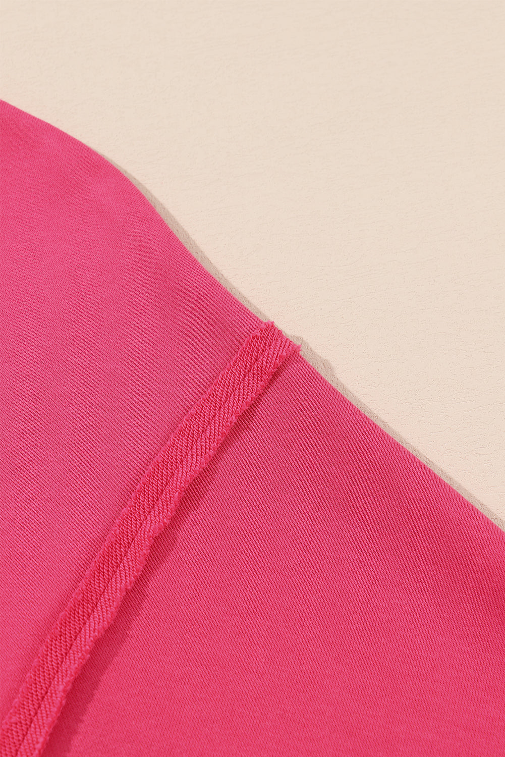 Sweat-shirt kaki à coutures apparentes, épaules tombantes et fentes, ourlet haut-bas 