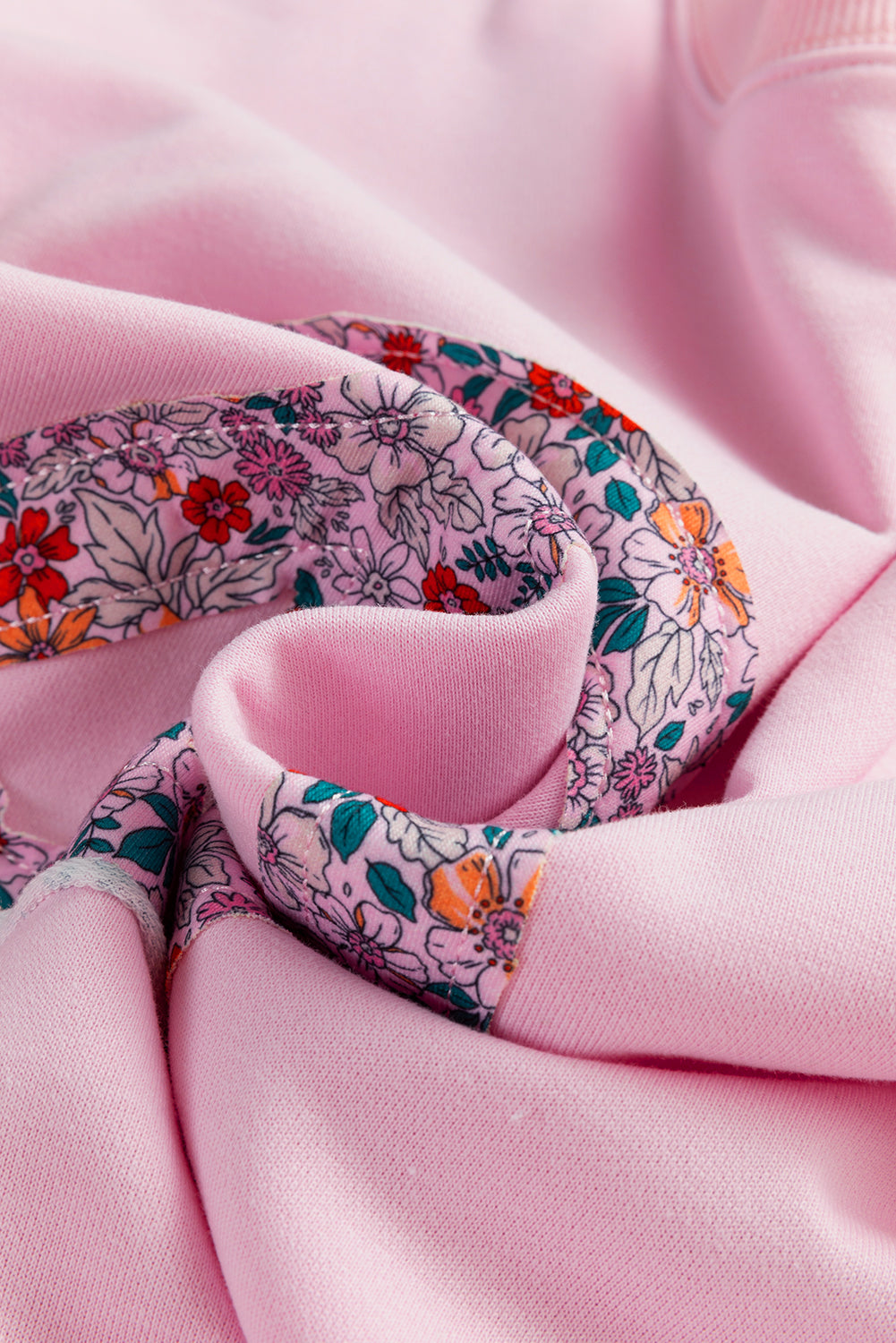 Haut décontracté rose clair à manches larges et épaules tombantes, motif floral et symbole de la paix