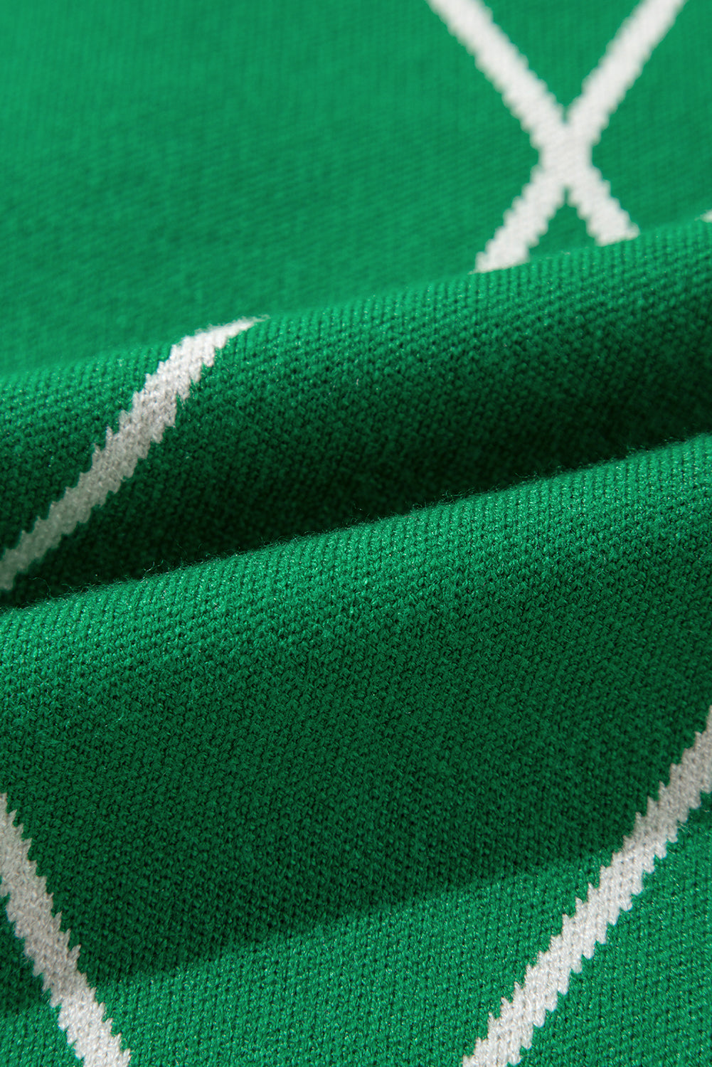 Pull col montant à motif losanges vert foncé avec pompons contrastés