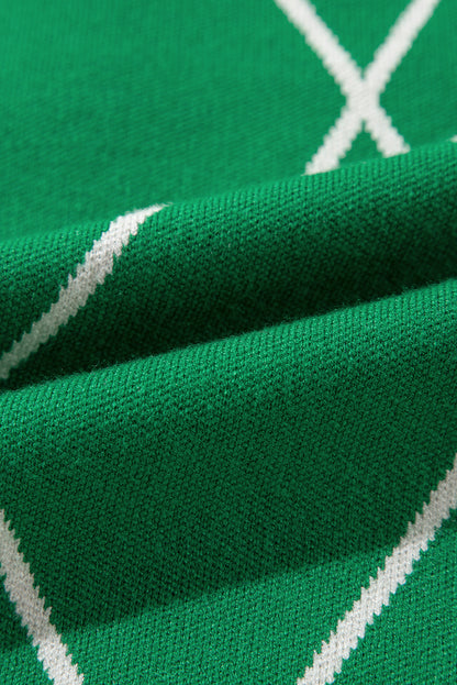 Pull col montant à motif losanges vert foncé avec pompons contrastés