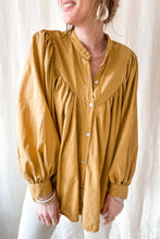 Camisa holgada plisada con mangas abullonadas amarillas 