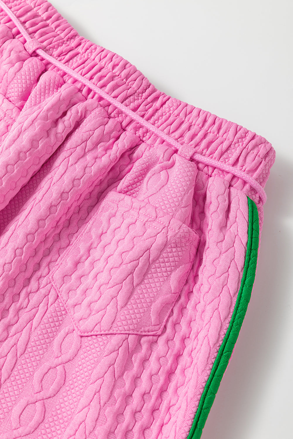 Ensemble short texturé à bordures contrastées roses