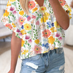 Chemisier jaune à fleurs, coupe carrée, volants, manches courtes, col en V