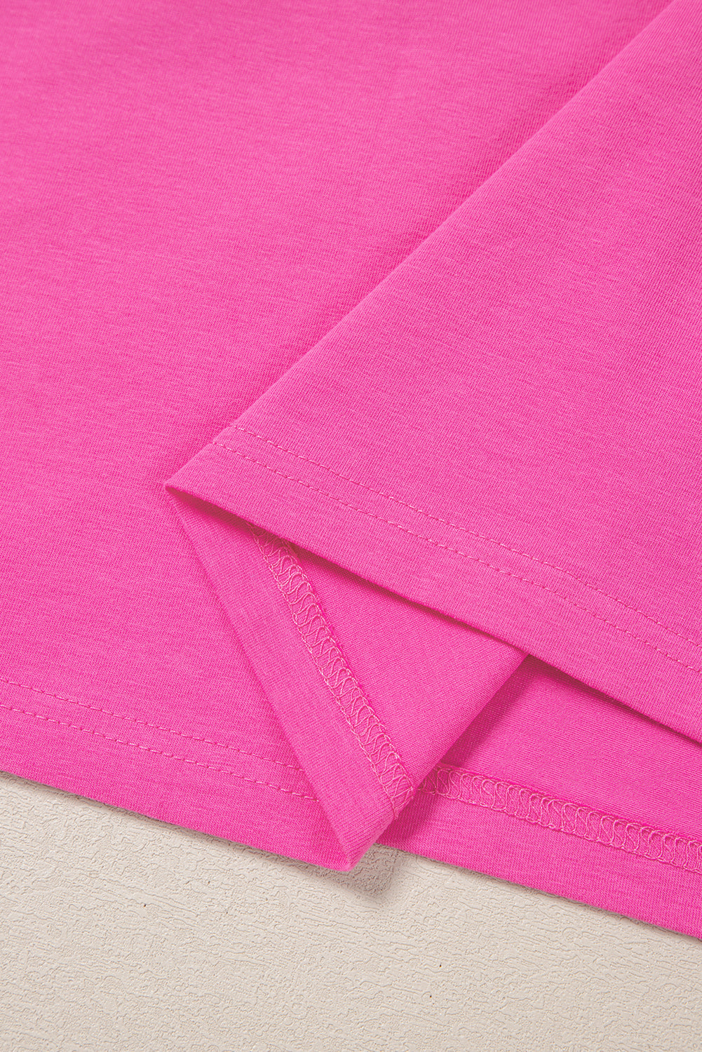 Haut rose à manches courtes et col fendu avec bordure contrastante, grande taille