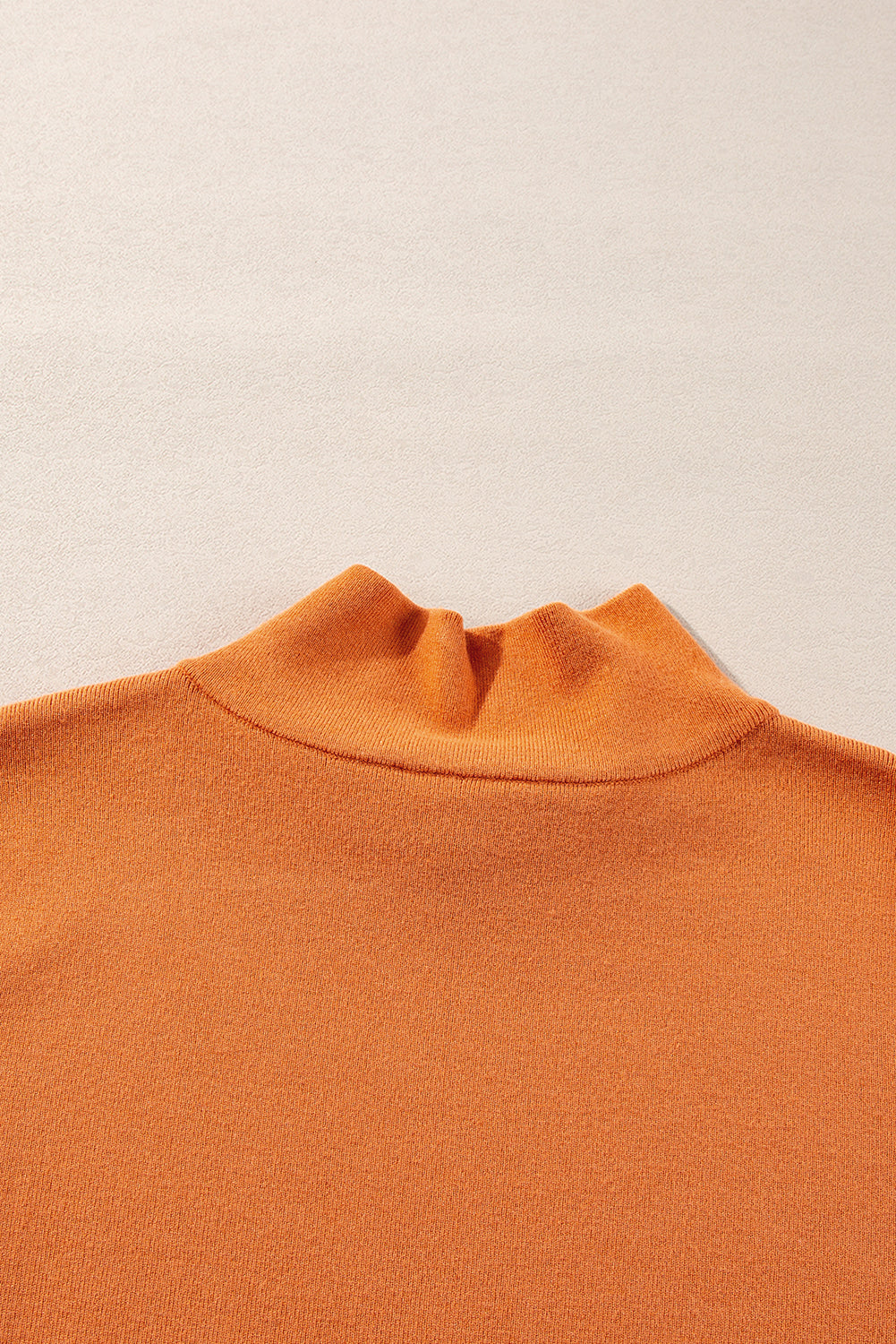 Pull slim à col montant et bords contrastés de couleur jaune paille