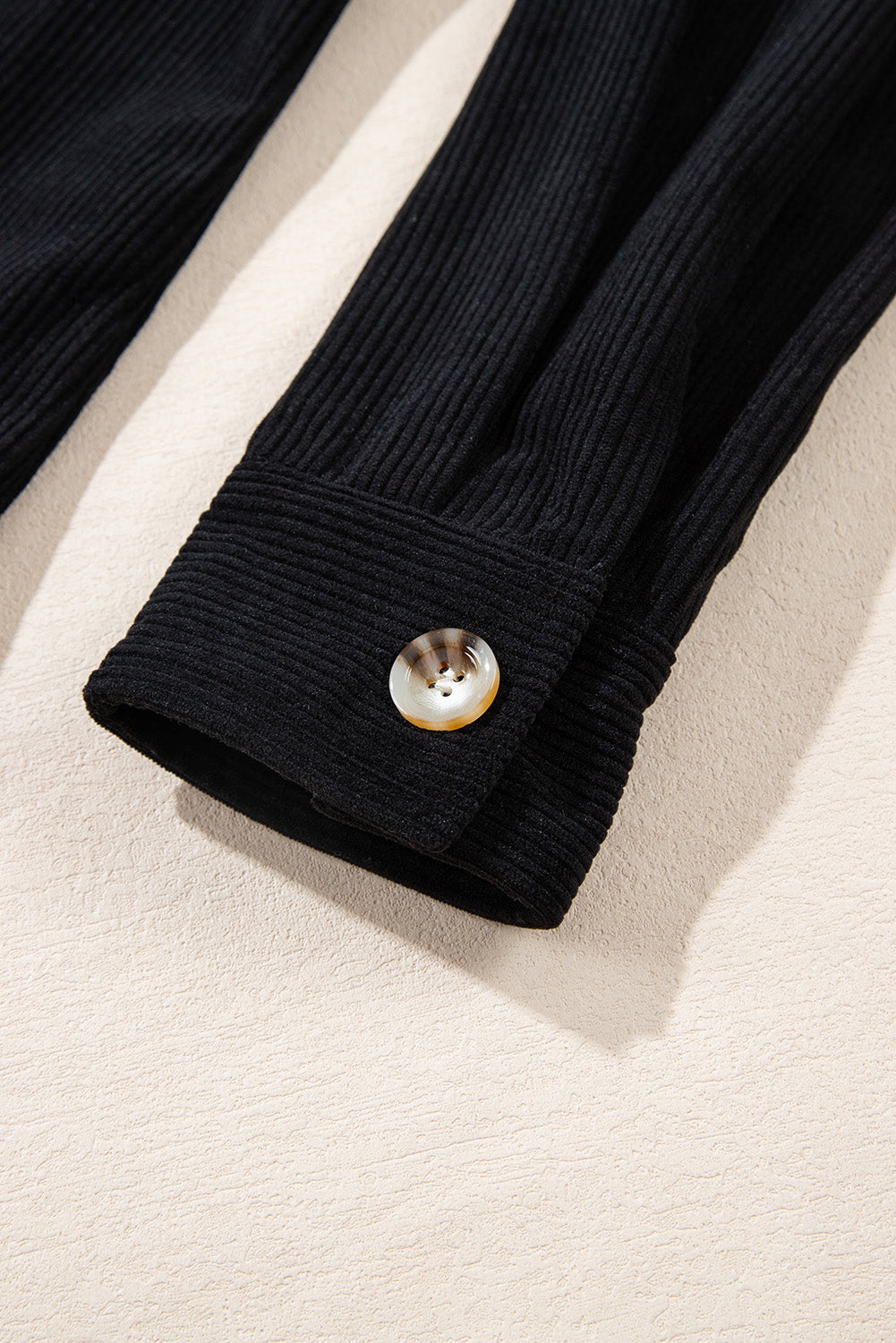 Veste-chemise noire en velours côtelé avec capuche et poches à cordon