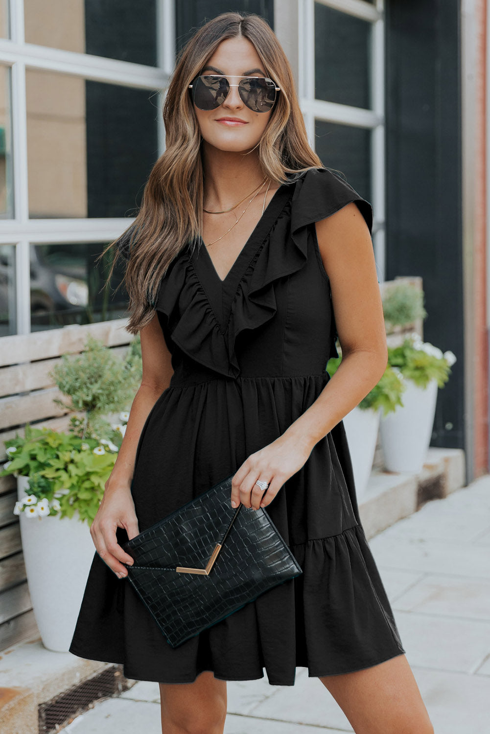 Mini-robe à volants, col en V et dos froncé