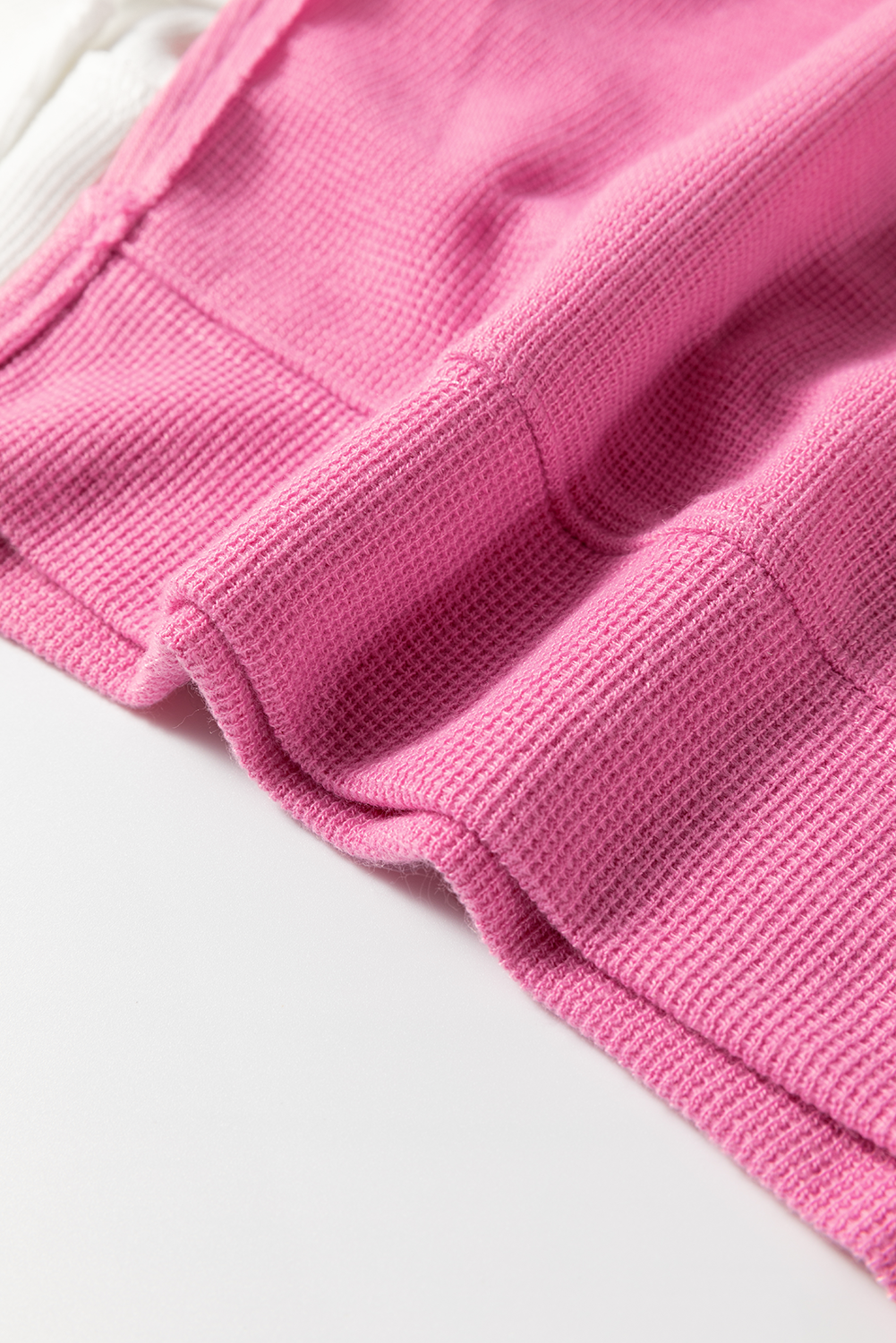 Haut à manches longues en patchwork de couleurs rayées à coutures apparentes rose sachet