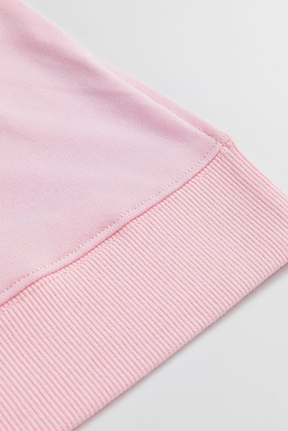 Haut décontracté rose clair à manches larges et épaules tombantes, motif floral et symbole de la paix