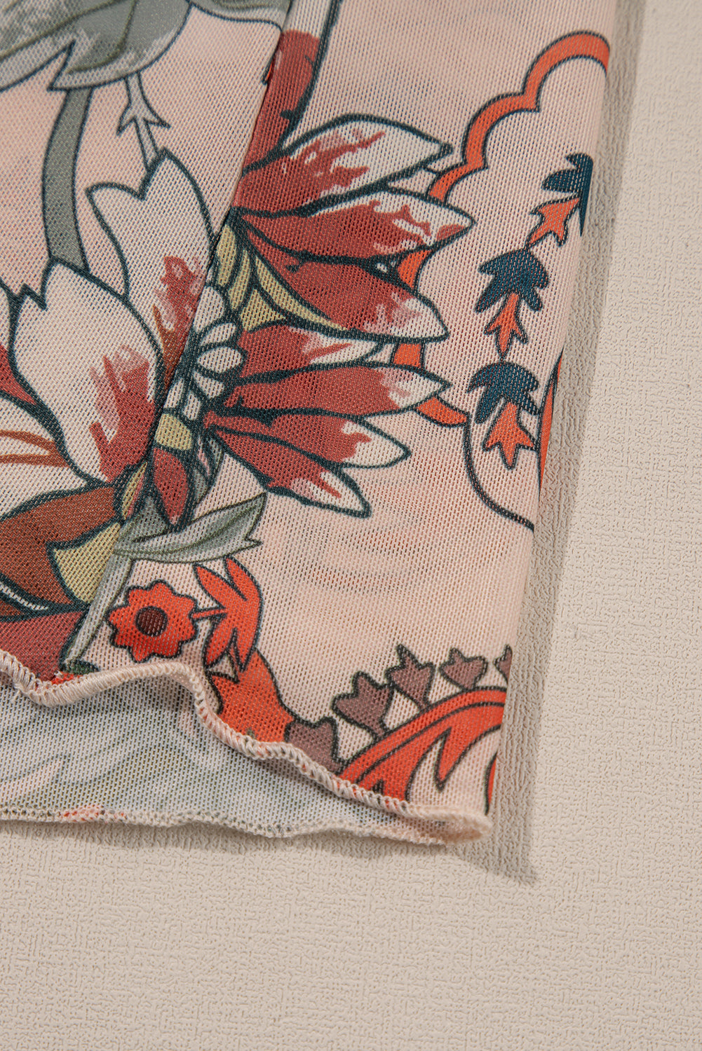 Chemisier orange à imprimé floral, col en V profond, manches cloche et nœud