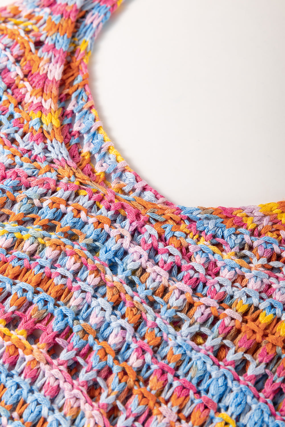 Gilet ample en crochet de couleur rose contrastée