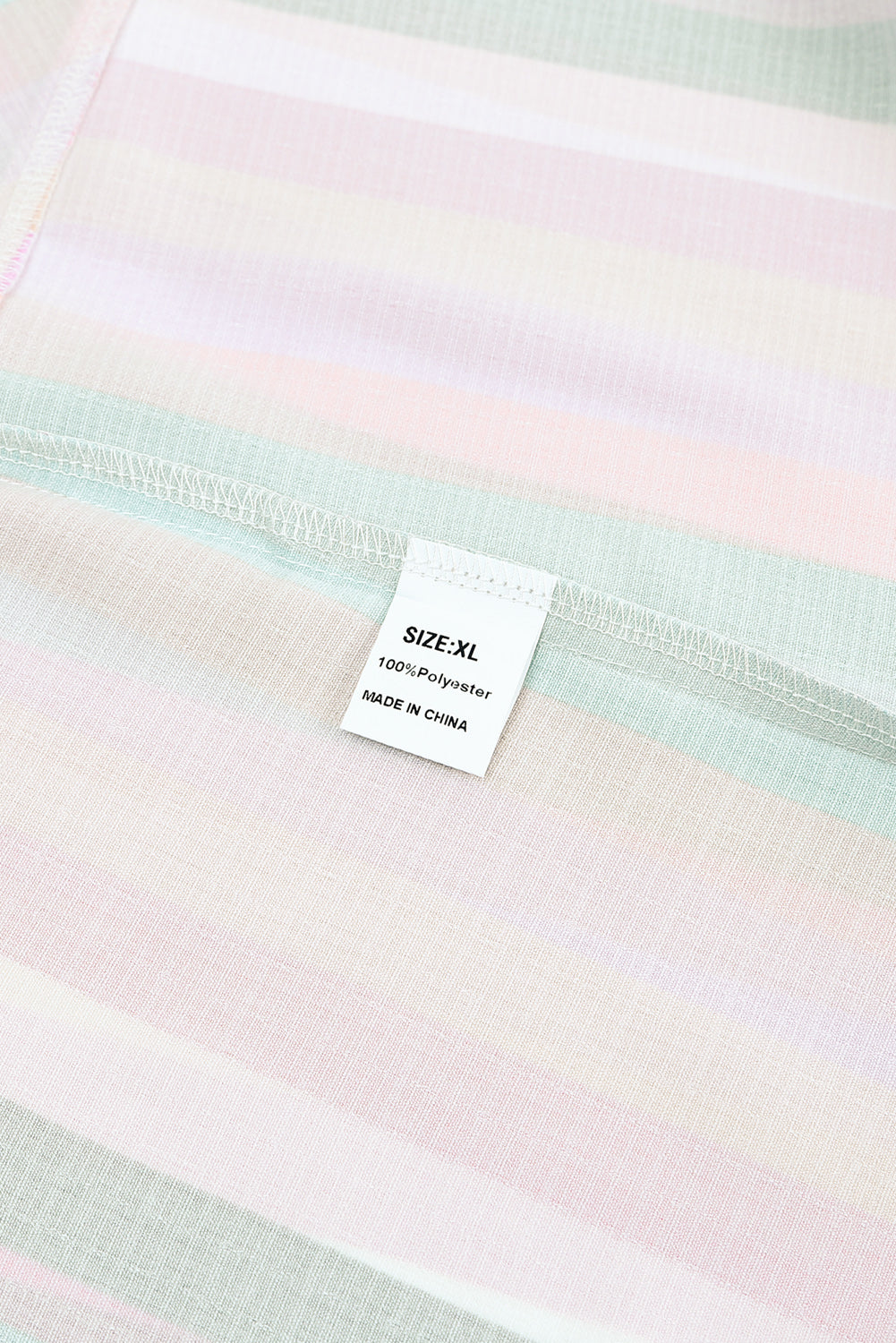 Top de manga japonesa con volantes escalonados y rayas multicolor