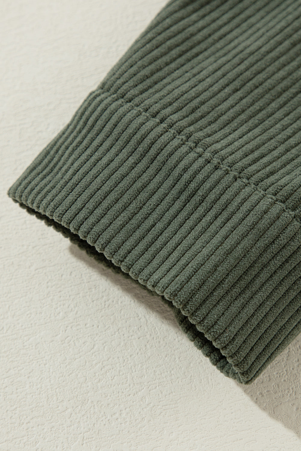 Veste-chemise à capuche surdimensionnée en velours côtelé contrasté vert jungle