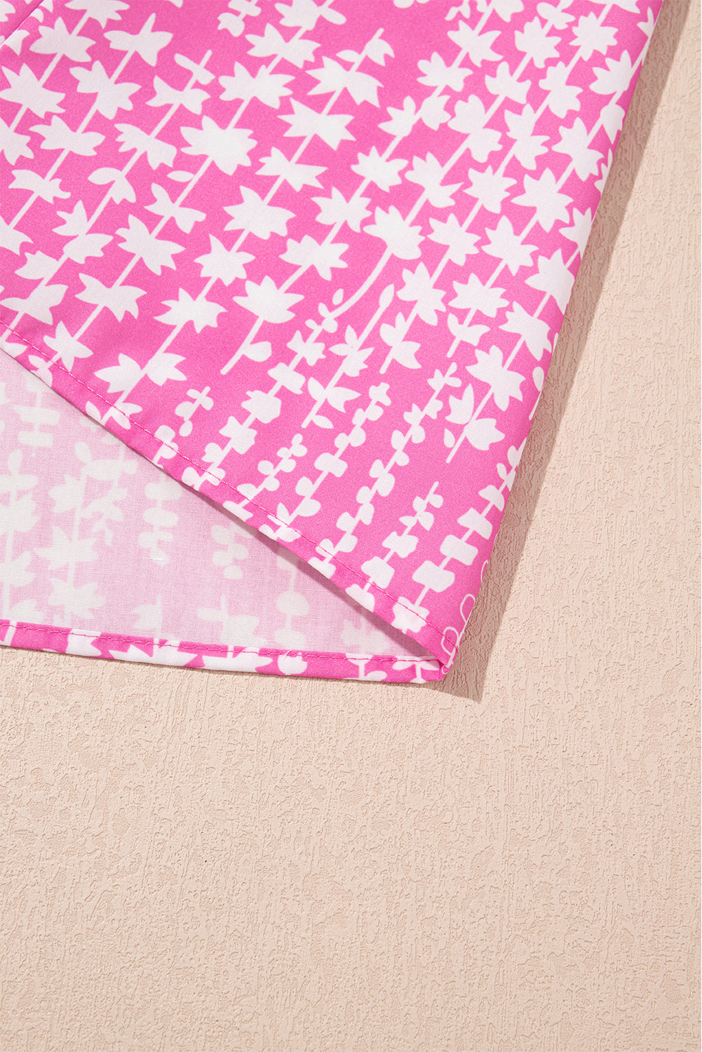 Chemisier rose à imprimé abstrait et bordure Ric Rac, manches flottantes, col en V cranté