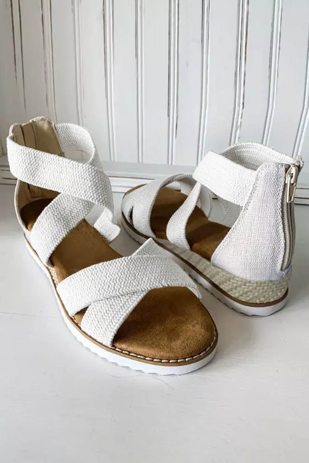 Sandalias de cuña baja con cremallera y tiras cruzadas en beige