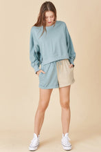 Conjunto de pantalones cortos con bloques de color y sudadera con dobladillo dividido en azul cielo 