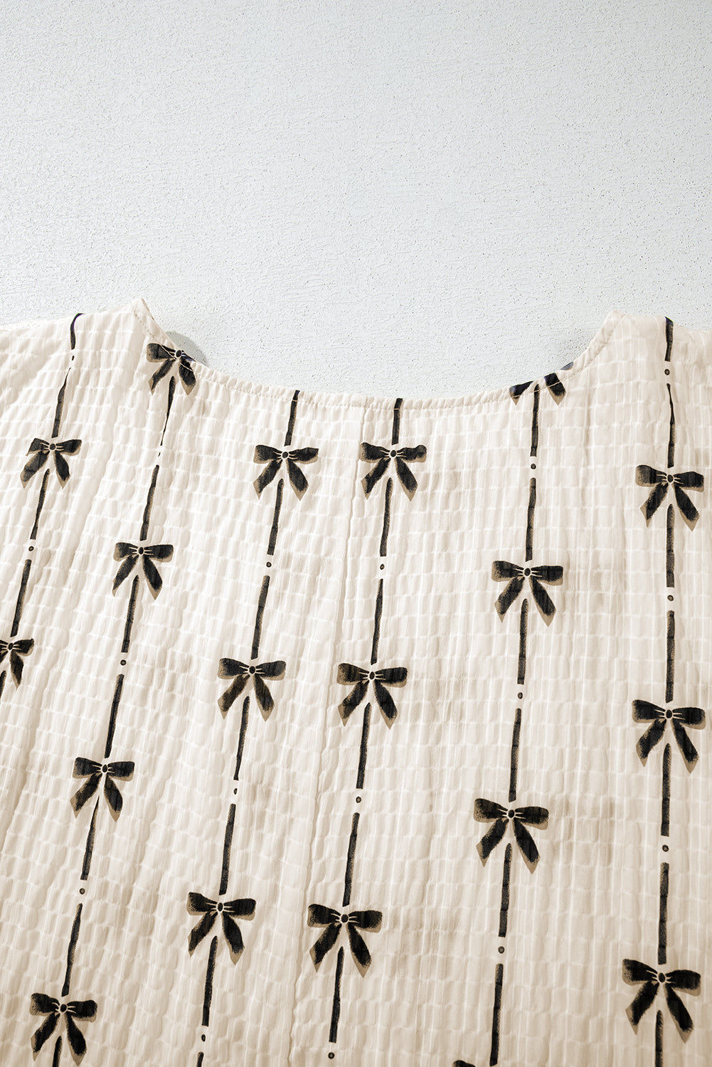 Haut à manches courtes bouffantes et imprimé nœud beige