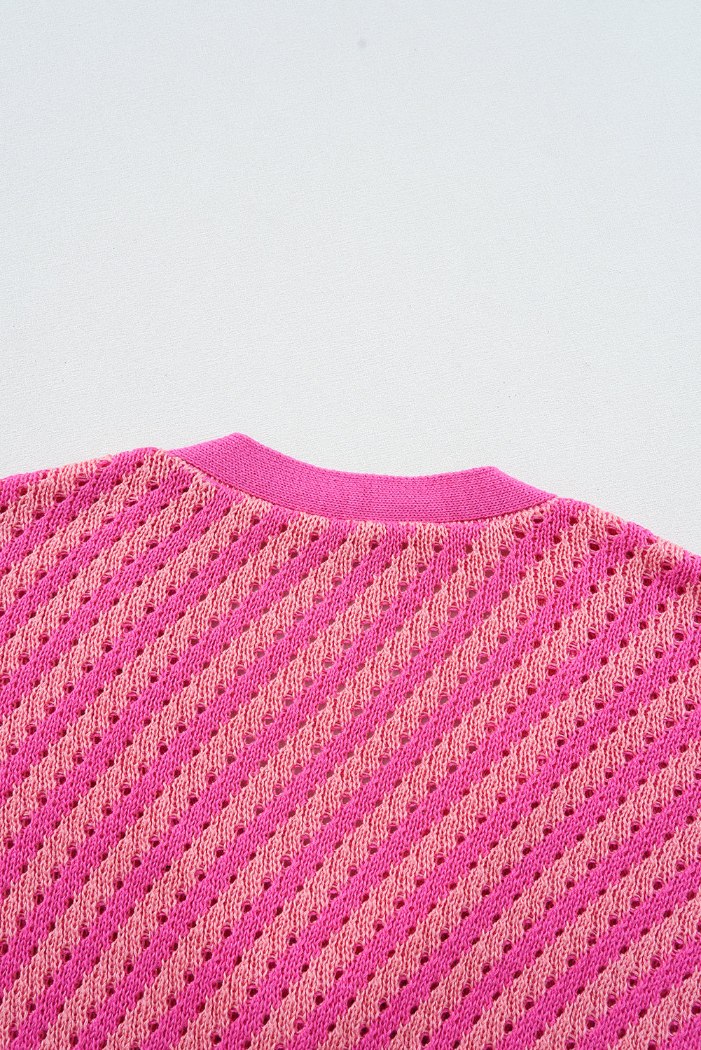 Cardigan boutonné à rayures roses et col en V à épaules tombantes