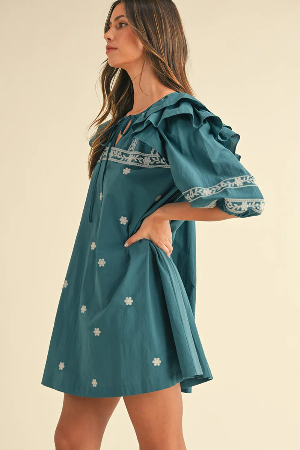 Robe courte à volants et col en V style bohème à fleurs et lacets, manches bouffantes et volants, Skobeloff