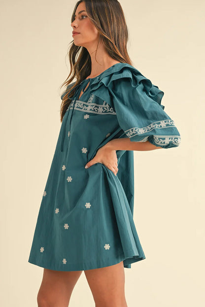 Robe courte à volants et col en V style bohème à fleurs et lacets, manches bouffantes et volants, Skobeloff