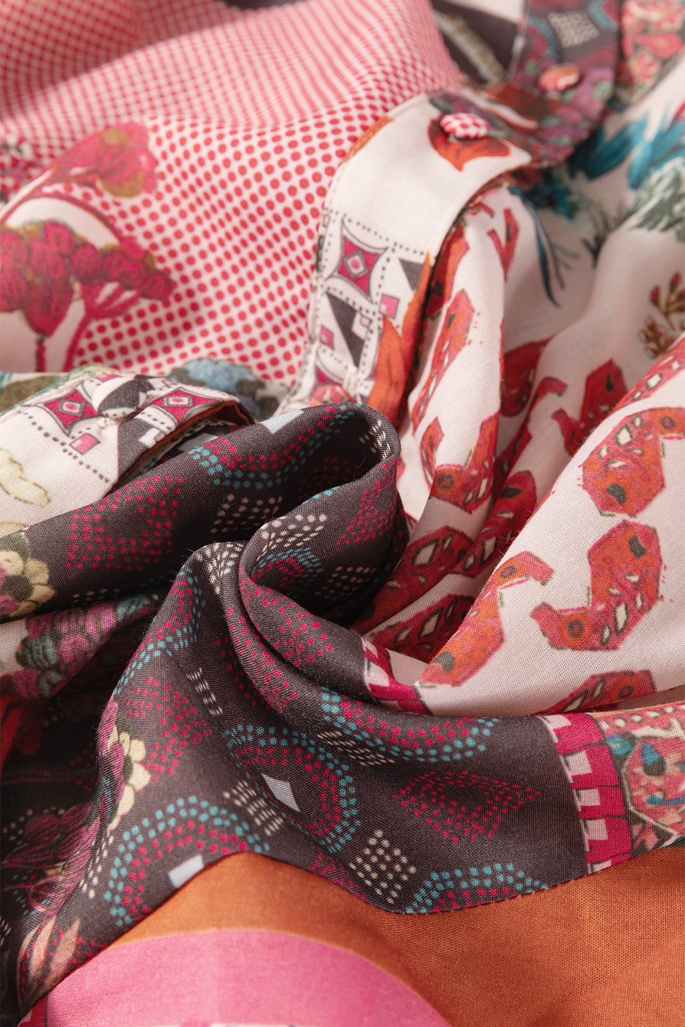 Chemise rouge bohème à imprimé géométrique mixte et manches bouffantes