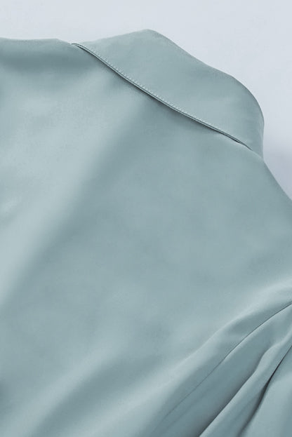 Chemisier boutonné à manches bouffantes de couleur unie