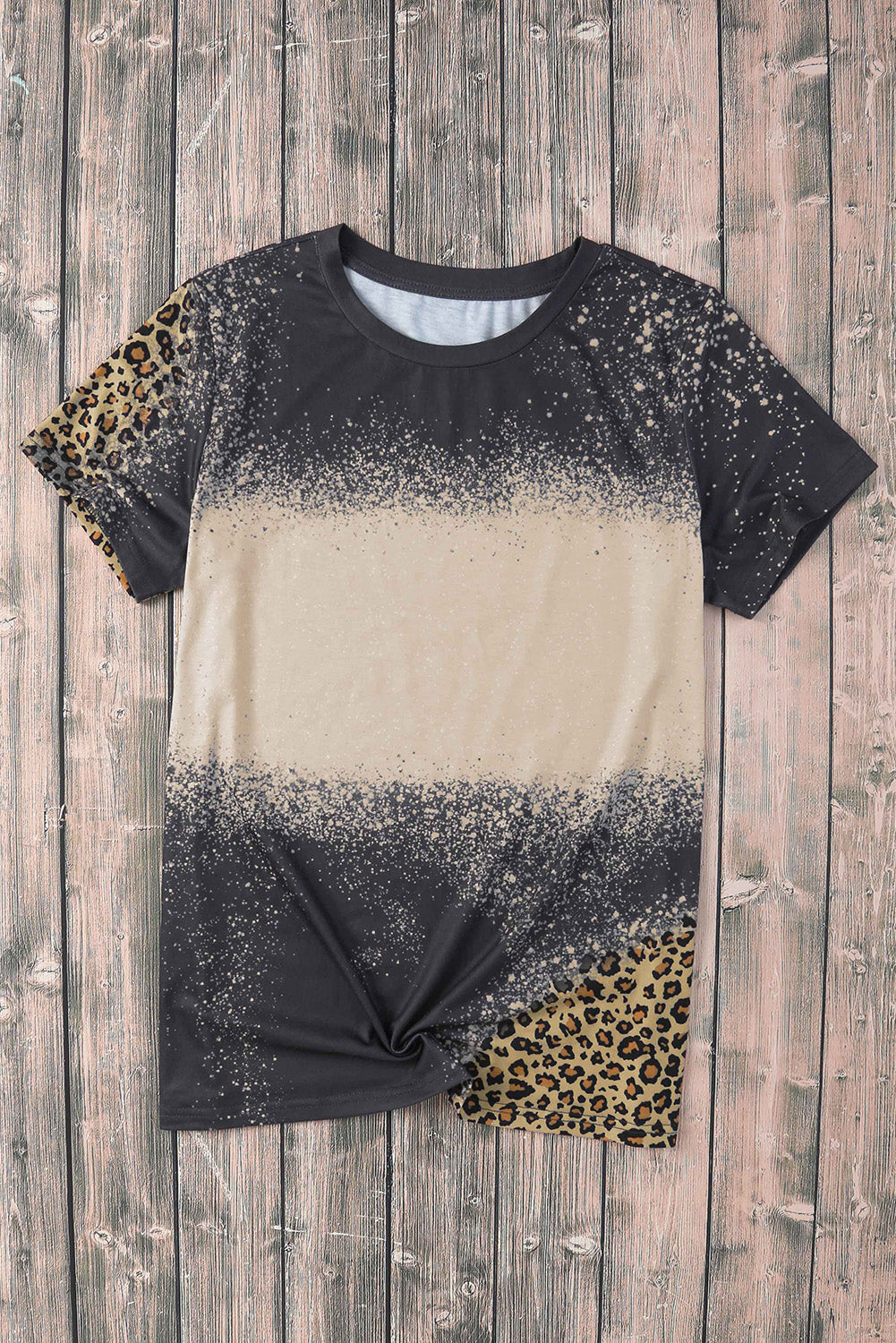 Blank Apparel - Camiseta blanqueada con detalle de leopardo gráfico en blanco gris