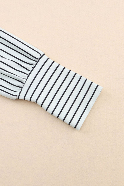 Haut blanc à rayures et col en V avec épaules tombantes et trou pour le pouce 