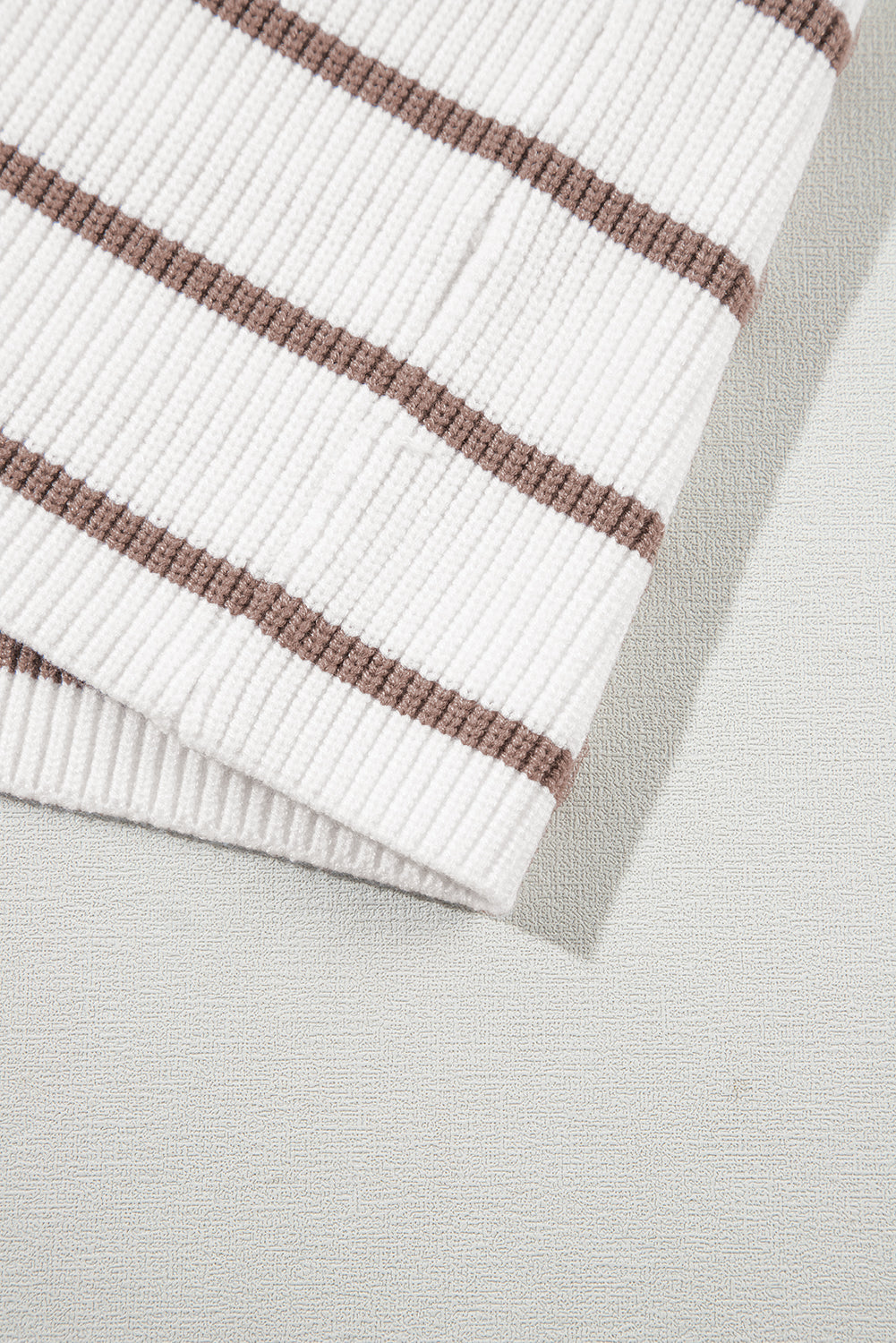 Gilet ample en tricot à rayures kaki et col en V