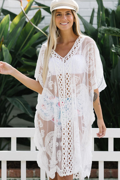 Vestido playero de encaje con cuello en V