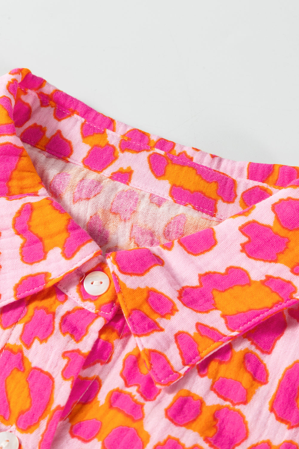 Chemise ample boutonnée à imprimé léopard rose