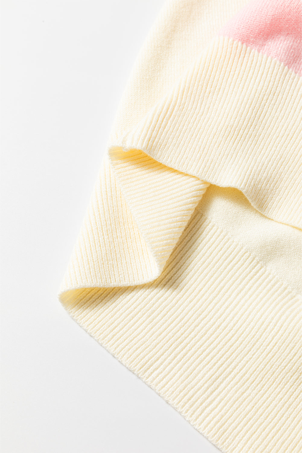 Cardigan boutonné à rayures blanches et motifs colorés sur le devant