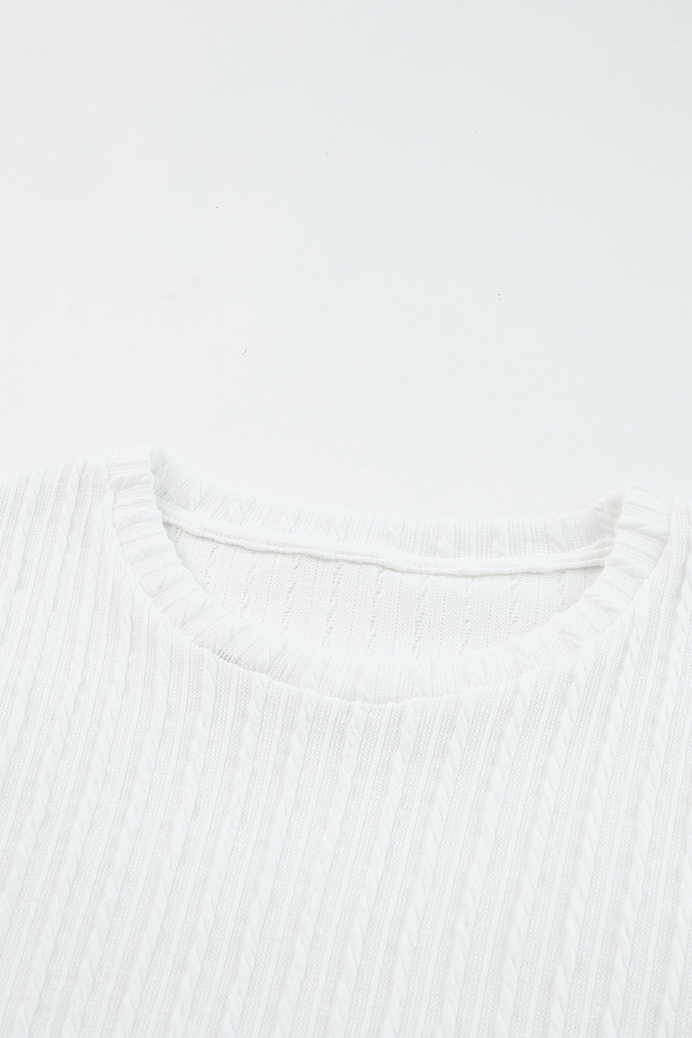 Blusa de punto texturizada con mangas de malla y apliques florales 