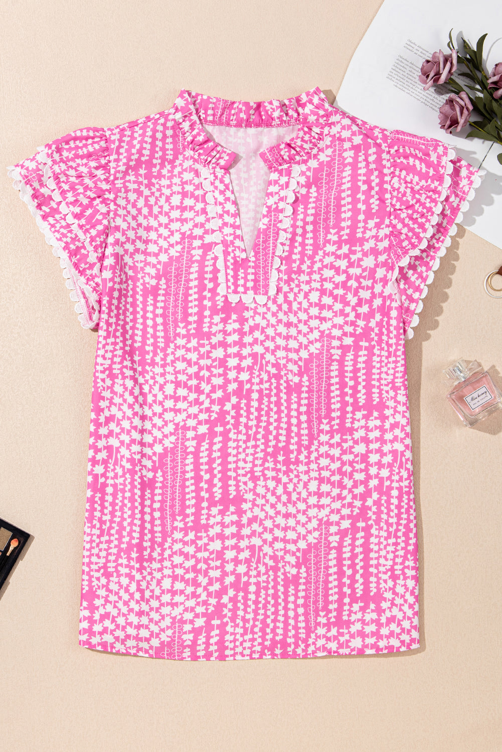 Chemisier rose à imprimé abstrait et bordure Ric Rac, manches flottantes, col en V cranté