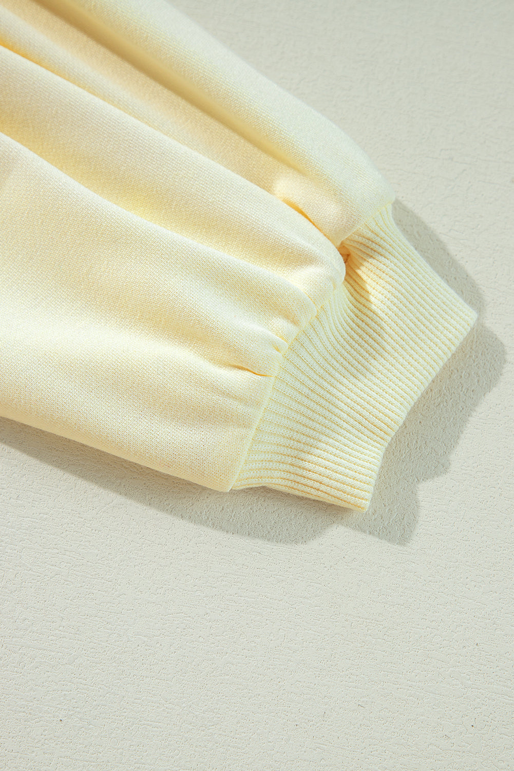 Sweat-shirt beige à manches bouffantes et fleurs en guirlandes