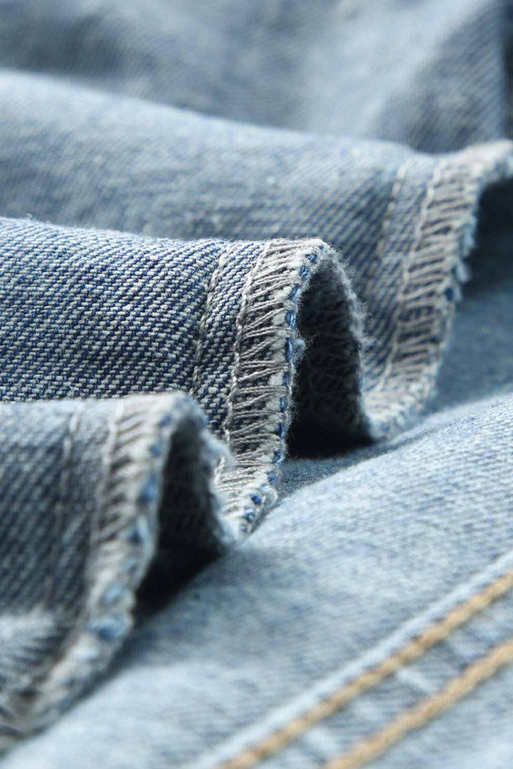 Chaqueta vaquera con dobladillo deshilachado y estampado azteca multicolor