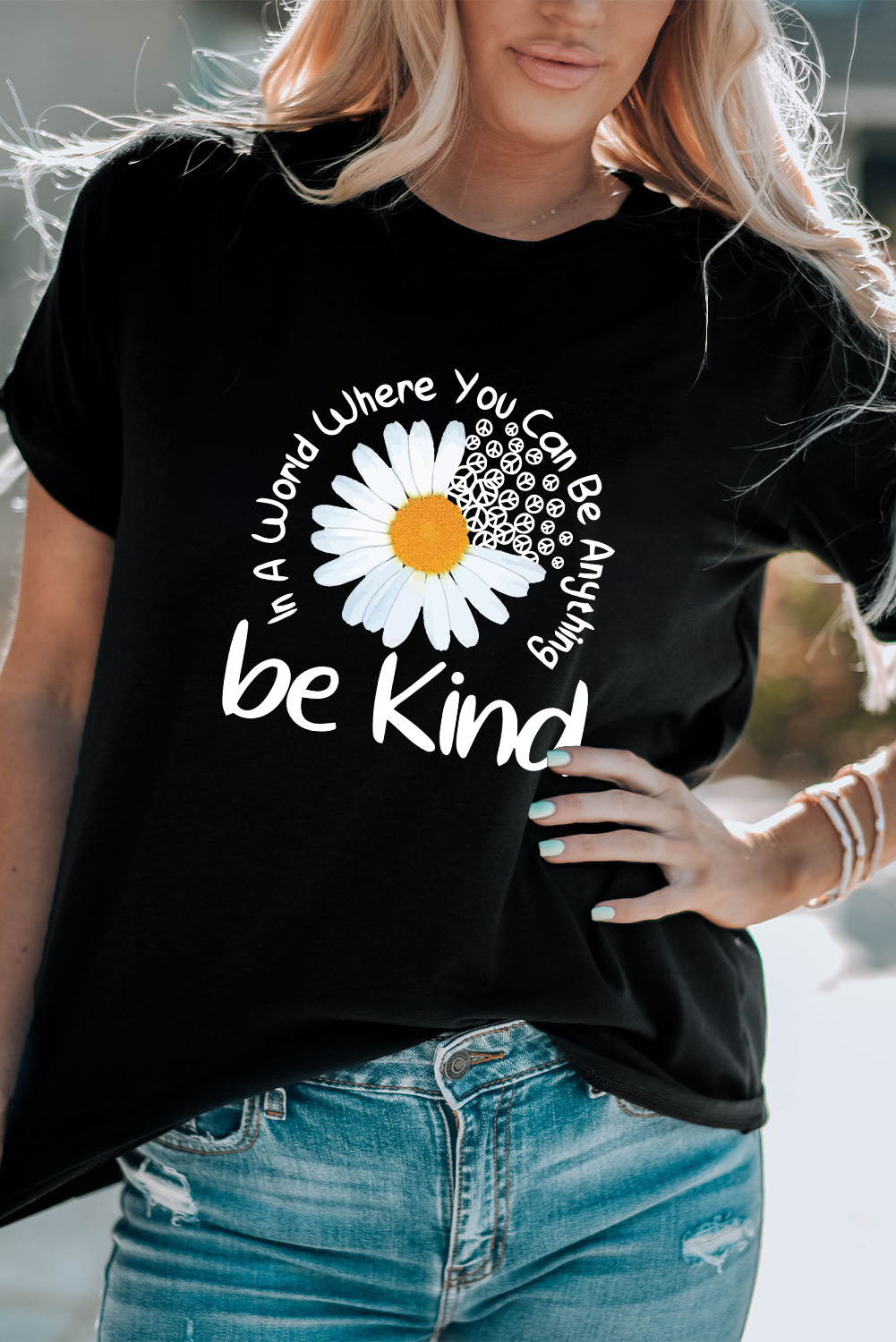 T-shirt décontracté à col rond et imprimé « Be Kind » avec slogan « Daisy » noir