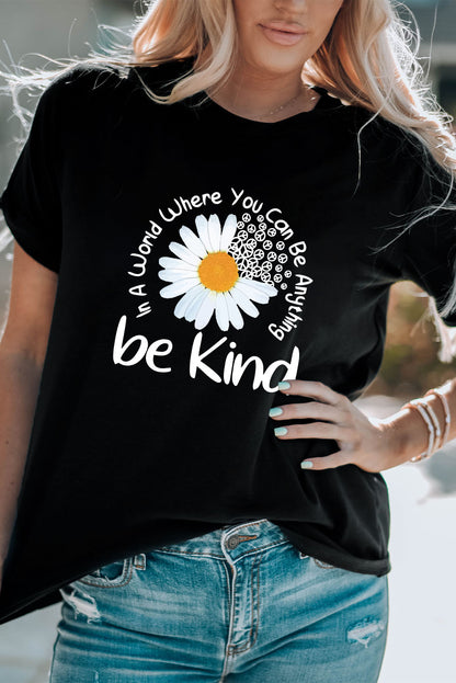 T-shirt décontracté à col rond et imprimé « Be Kind » avec slogan « Daisy » noir