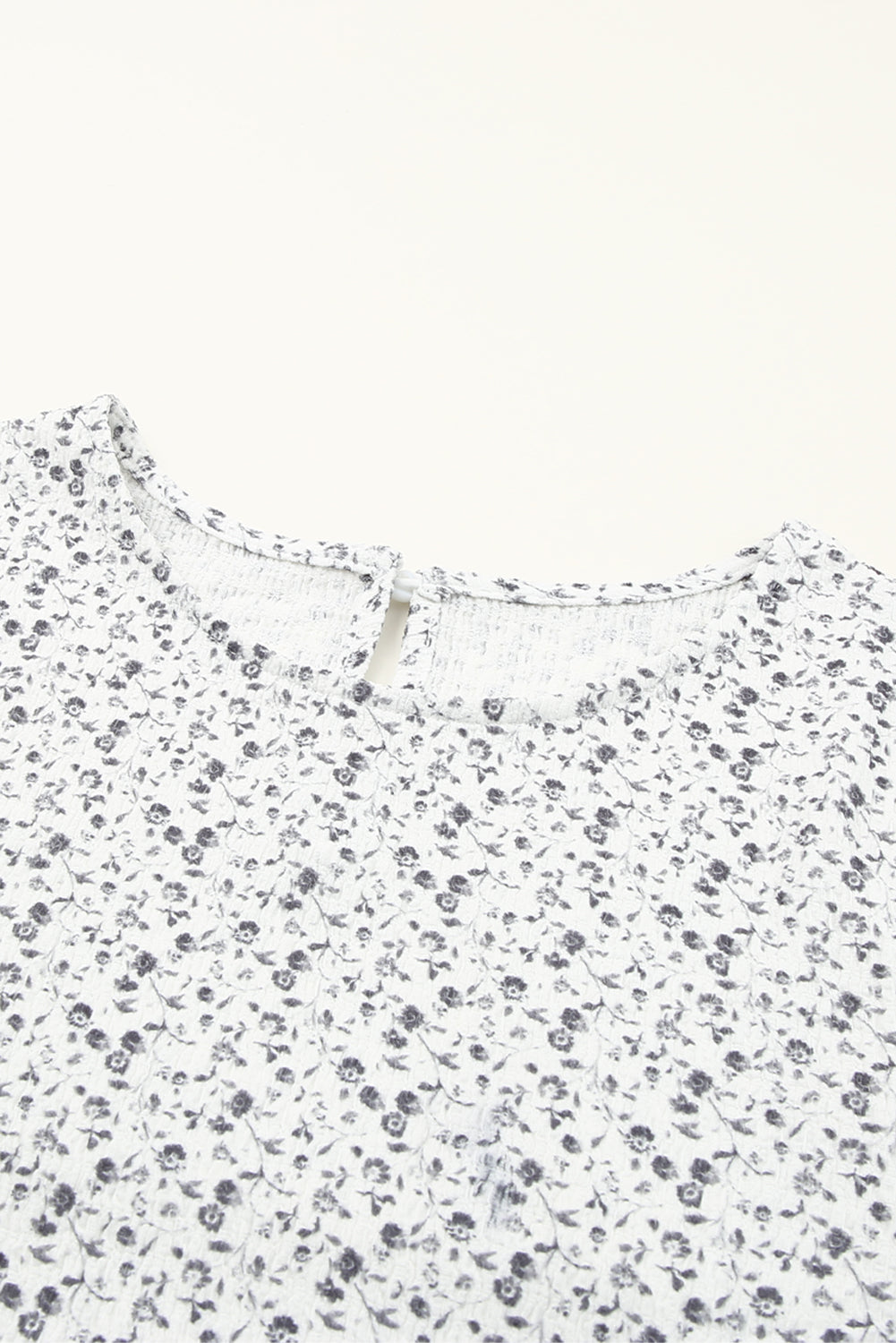 Blusa con mangas de burbuja con volantes arrugados y estampado floral negro 