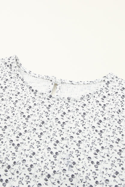 Blusa con mangas de burbuja con volantes arrugados y estampado floral negro 