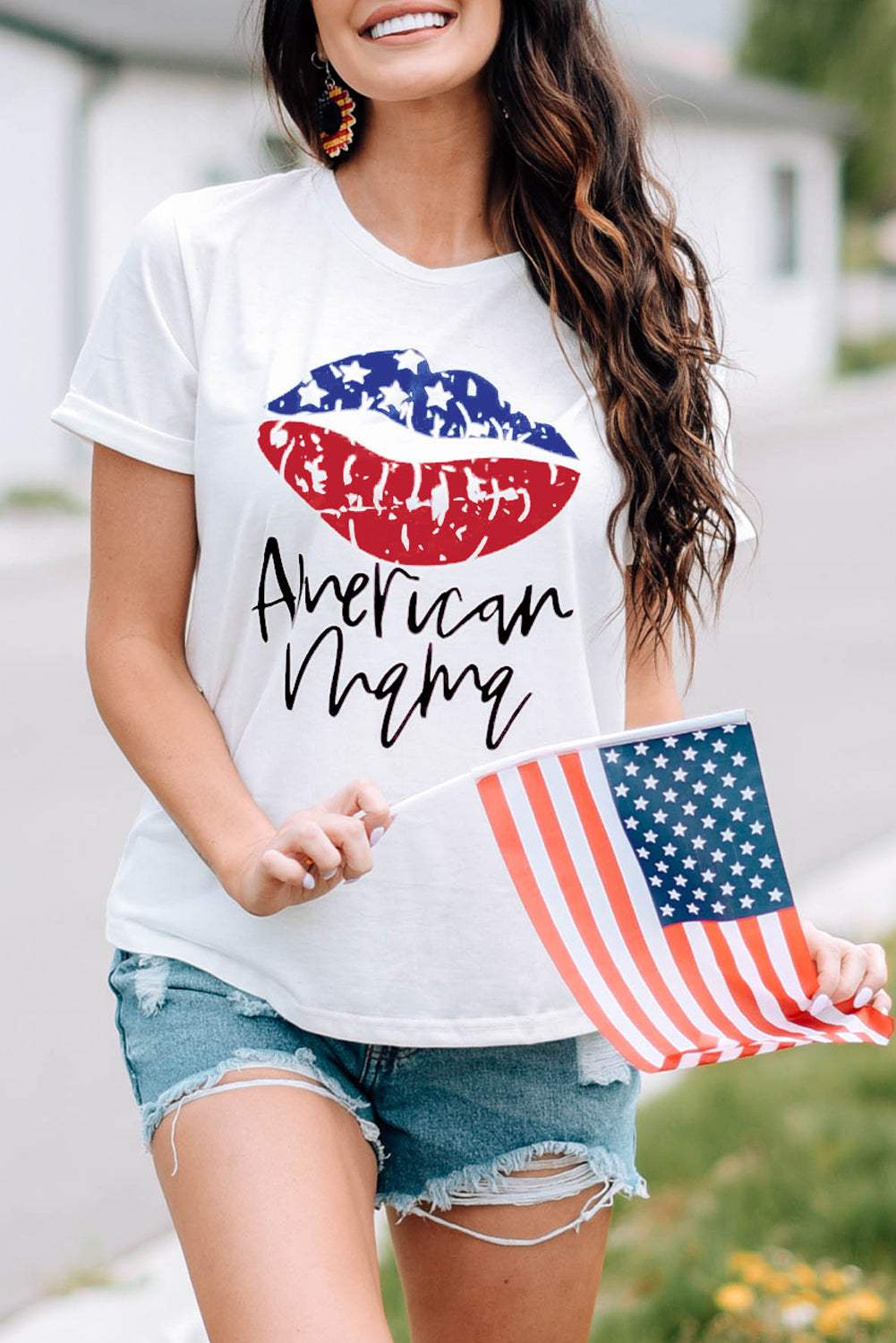 Camiseta blanca de manga corta con estampado de labios y bandera de mamá de América