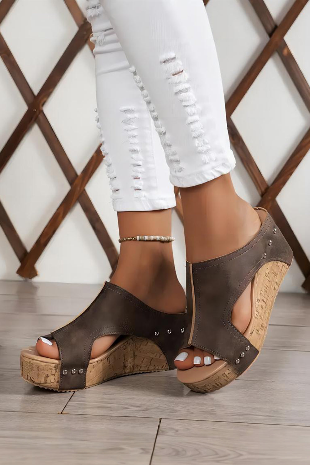 Chaussons compensés en cuir PU clouté et ajouré couleur châtaigne