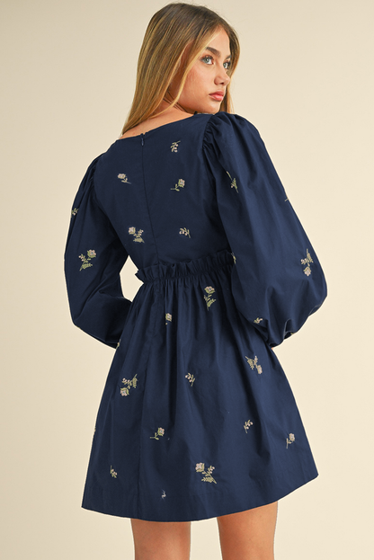 Robe courte bleue brodée de fleurs, col carré, manches bouffantes et volants